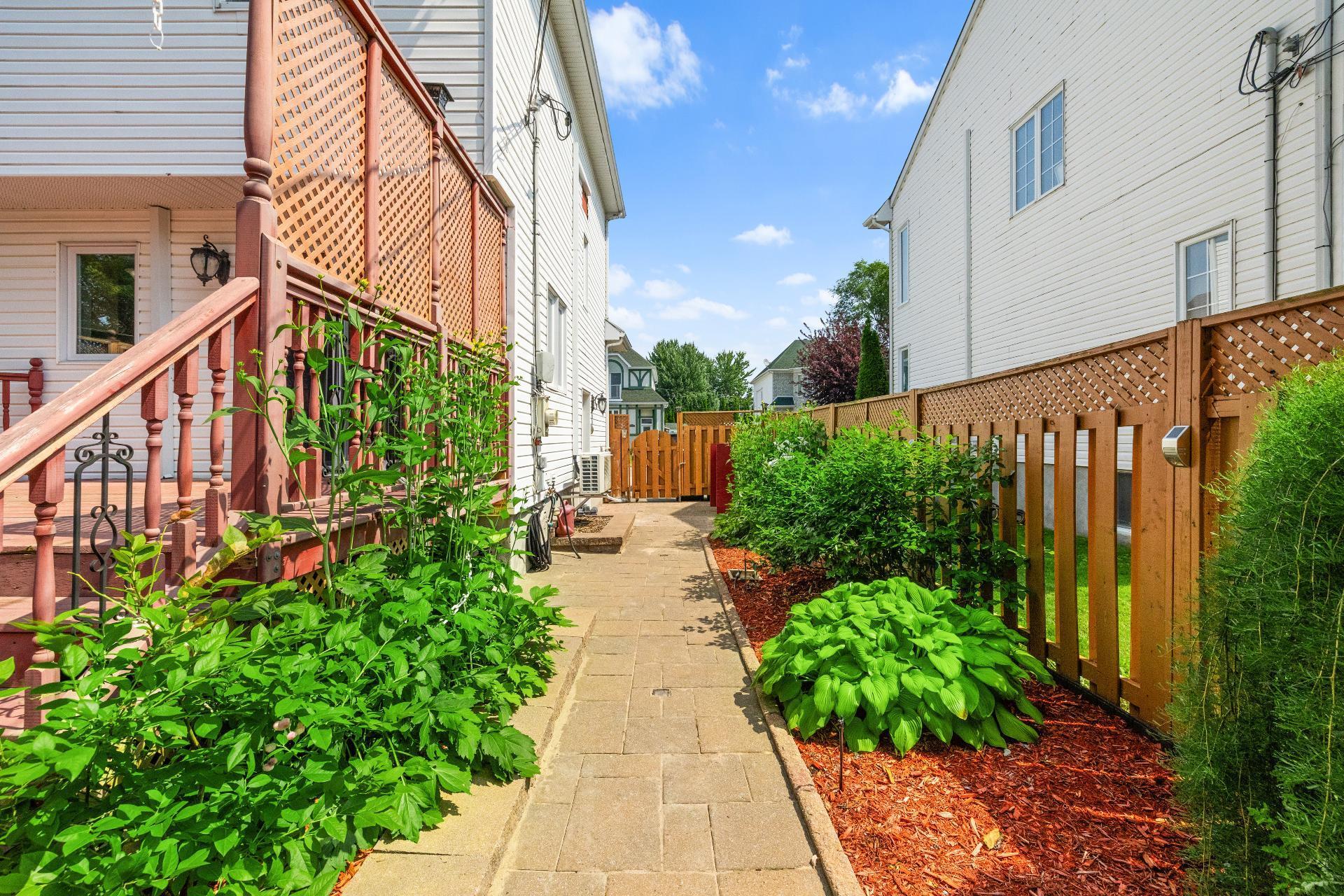 









4650


Rue André-Laurendeau

,
Boisbriand,




QC
J7H1R2

