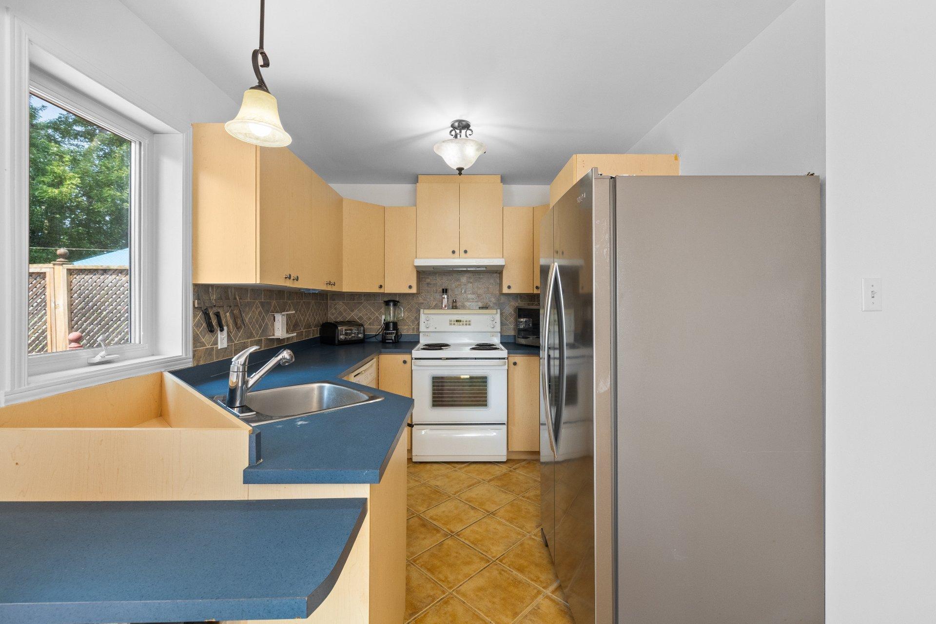 









4650


Rue André-Laurendeau

,
Boisbriand,




QC
J7H1R2

