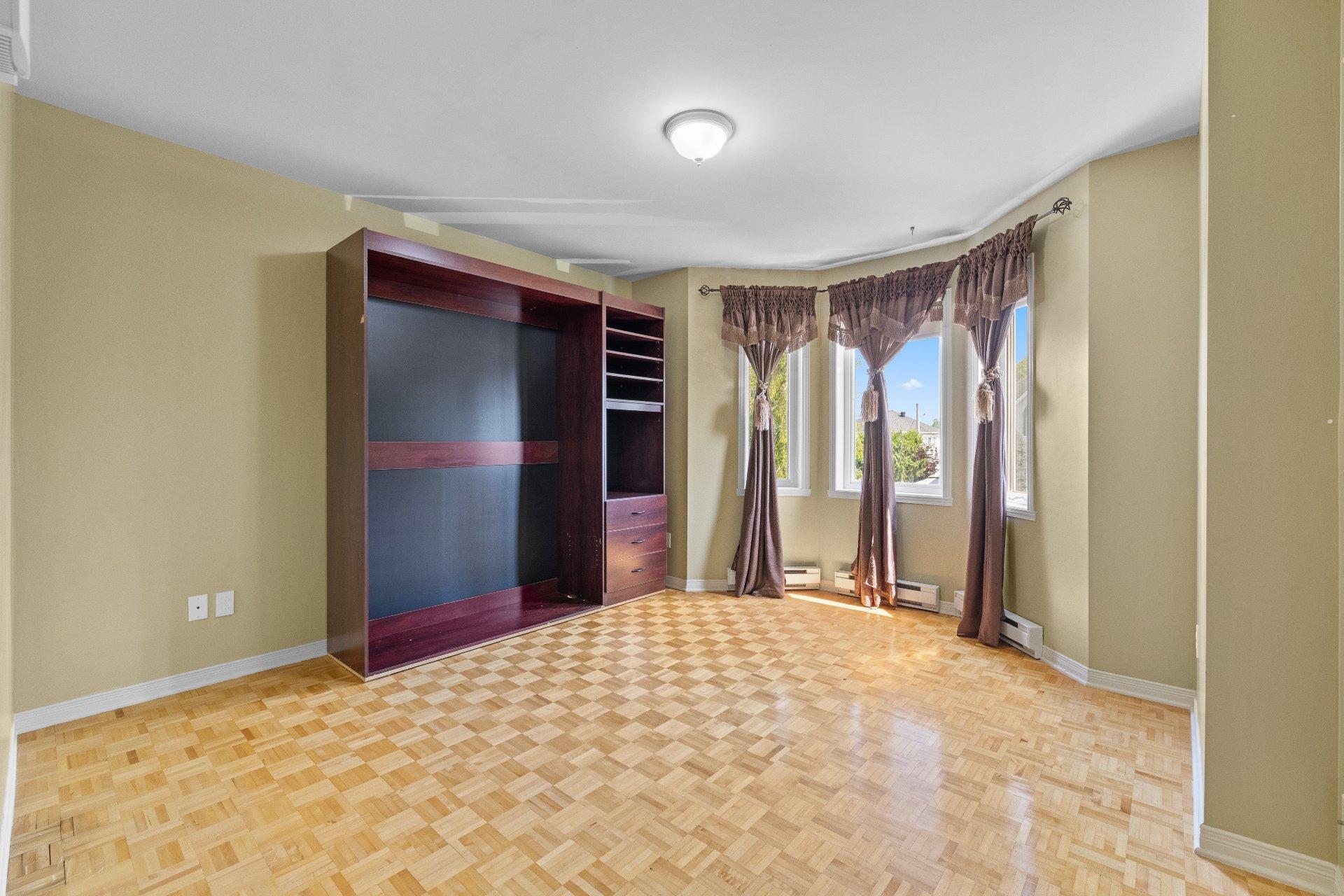 









4650


Rue André-Laurendeau

,
Boisbriand,




QC
J7H1R2

