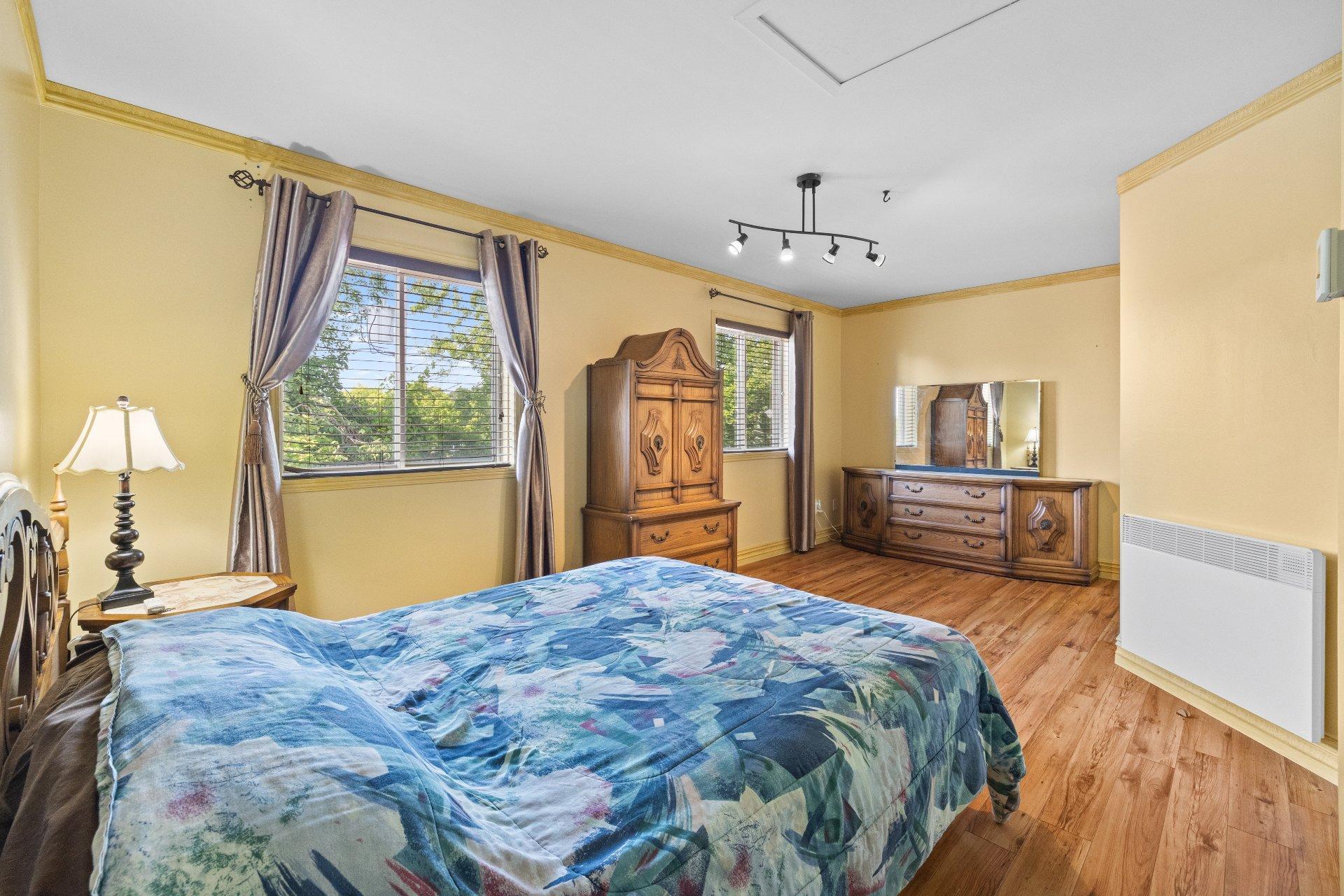 









4650


Rue André-Laurendeau

,
Boisbriand,




QC
J7H1R2

