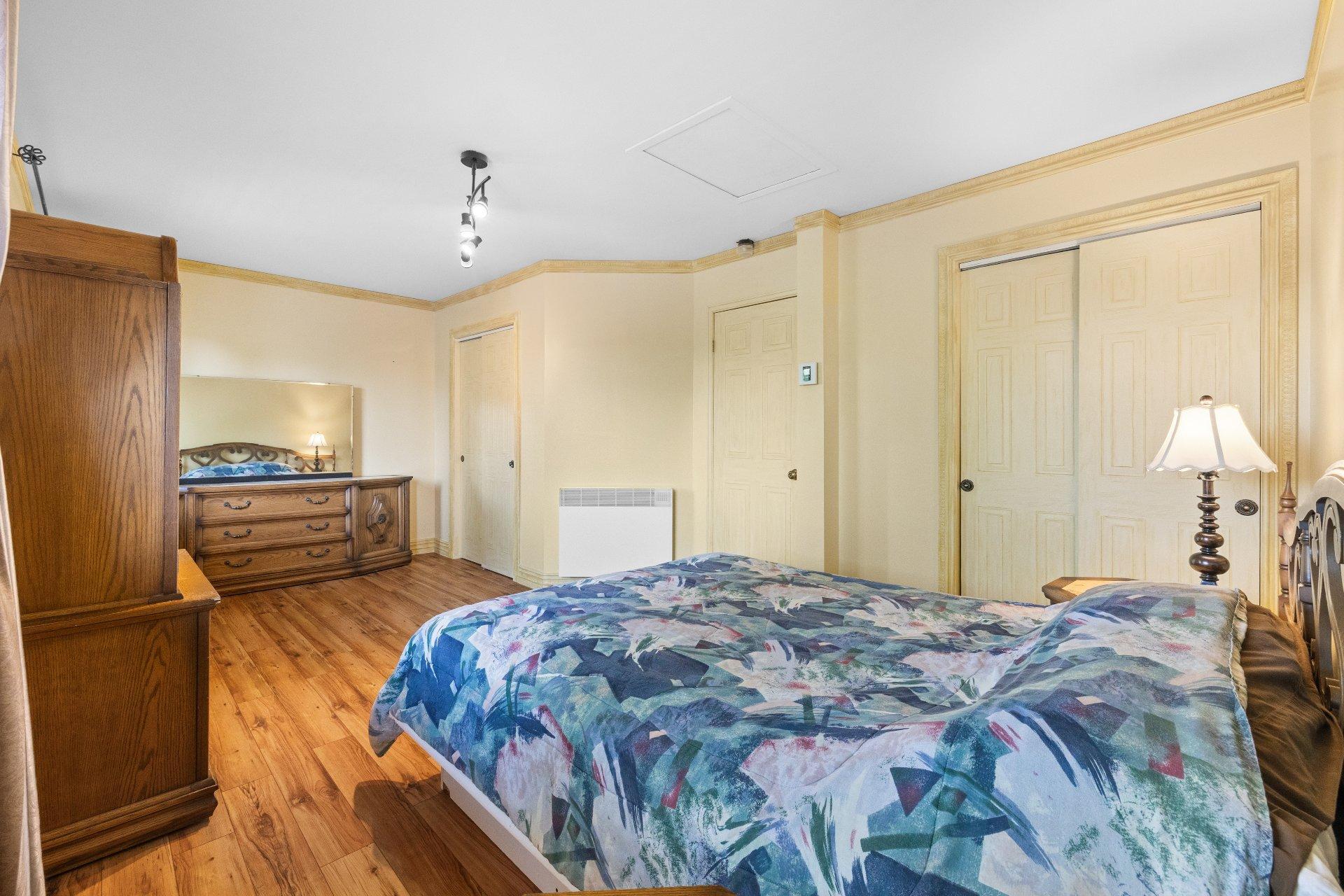 









4650


Rue André-Laurendeau

,
Boisbriand,




QC
J7H1R2


