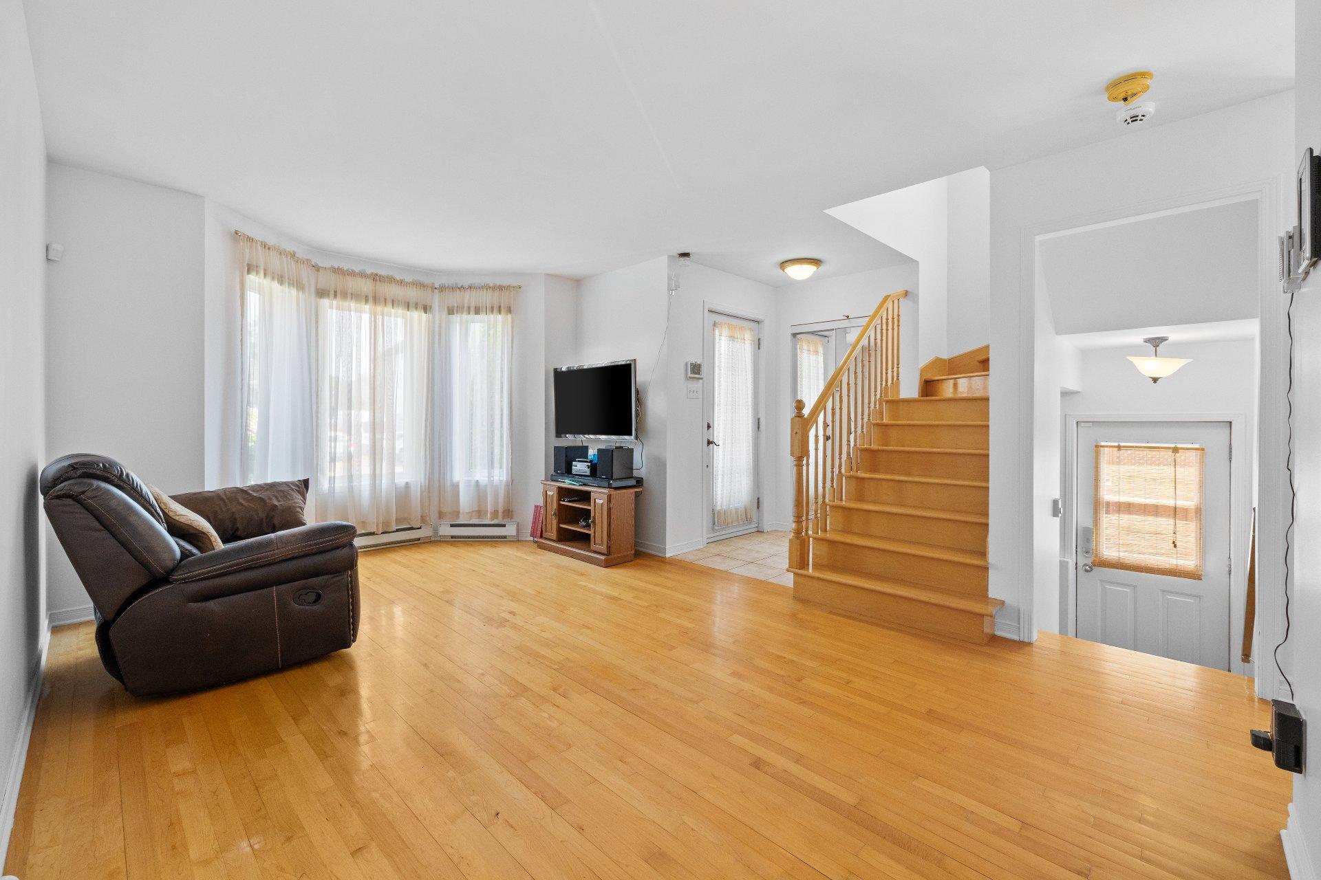 









4650


Rue André-Laurendeau

,
Boisbriand,




QC
J7H1R2

