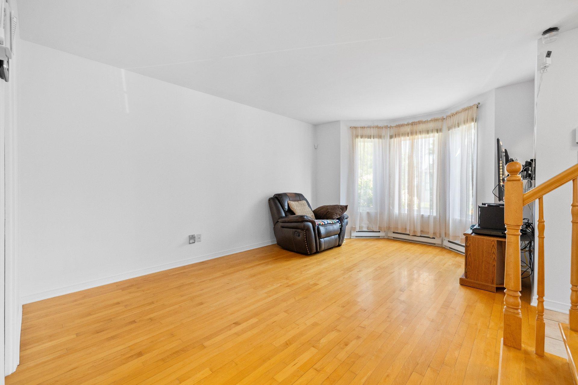 









4650


Rue André-Laurendeau

,
Boisbriand,




QC
J7H1R2

