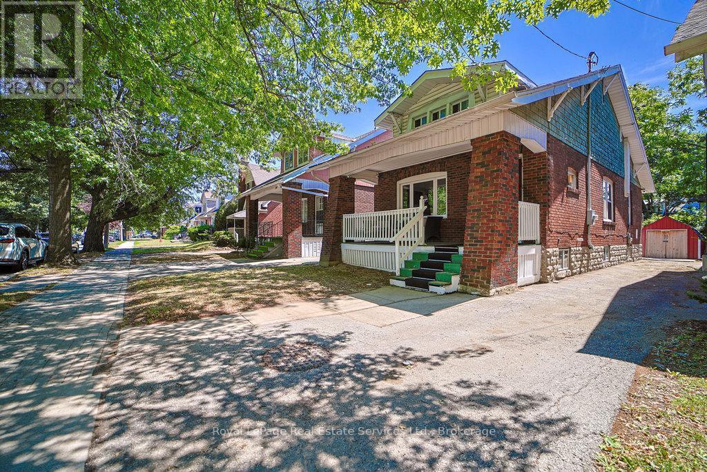 












1105 KING STREET W

,
Hamilton (Westdale),




Ontario
L8S1L8


