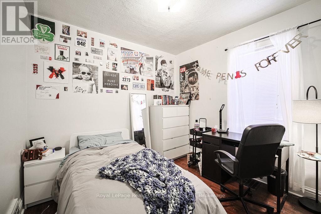 












1105 KING STREET W

,
Hamilton (Westdale),




Ontario
L8S1L8

