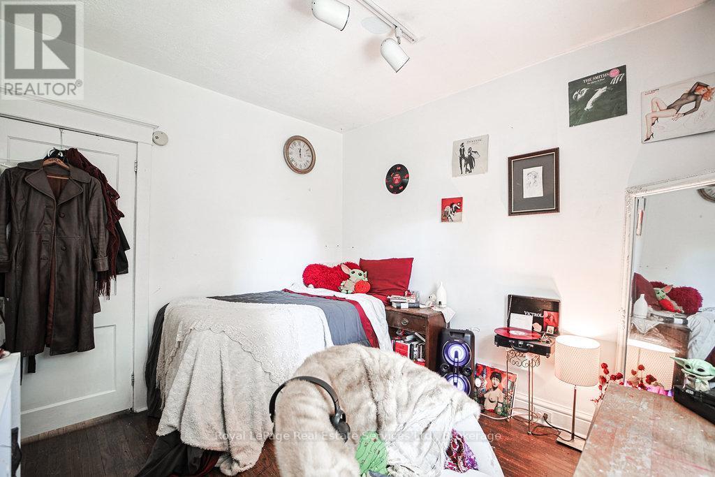 












1105 KING STREET W

,
Hamilton (Westdale),




Ontario
L8S1L8

