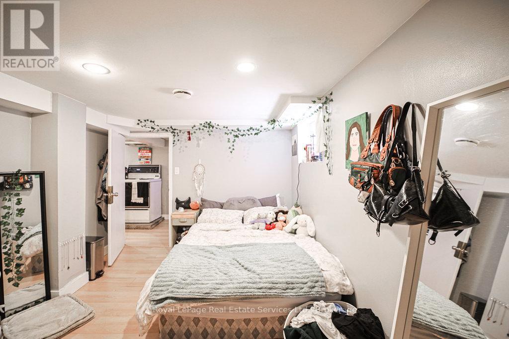 












1105 KING STREET W

,
Hamilton (Westdale),




Ontario
L8S1L8

