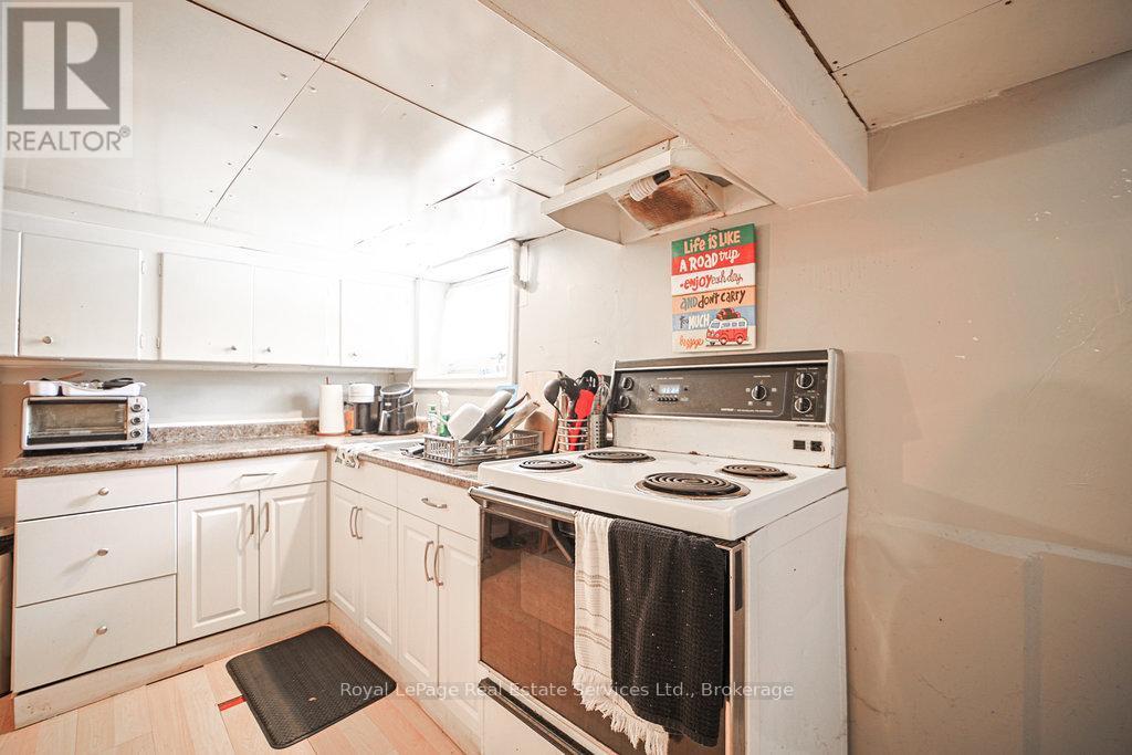 












1105 KING STREET W

,
Hamilton (Westdale),




Ontario
L8S1L8

