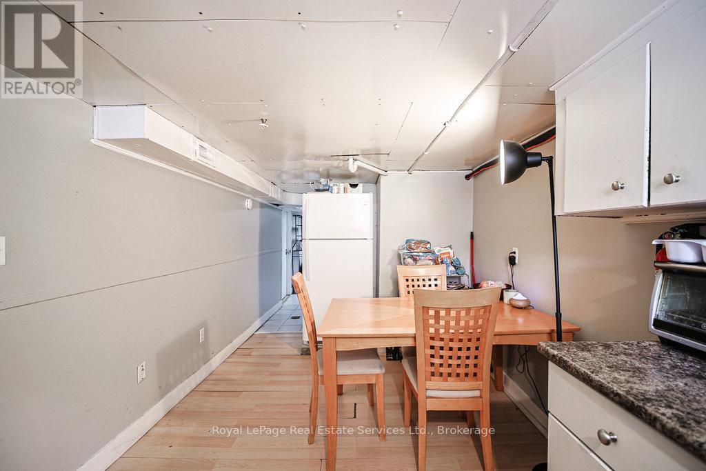 












1105 KING STREET W

,
Hamilton (Westdale),




Ontario
L8S1L8

