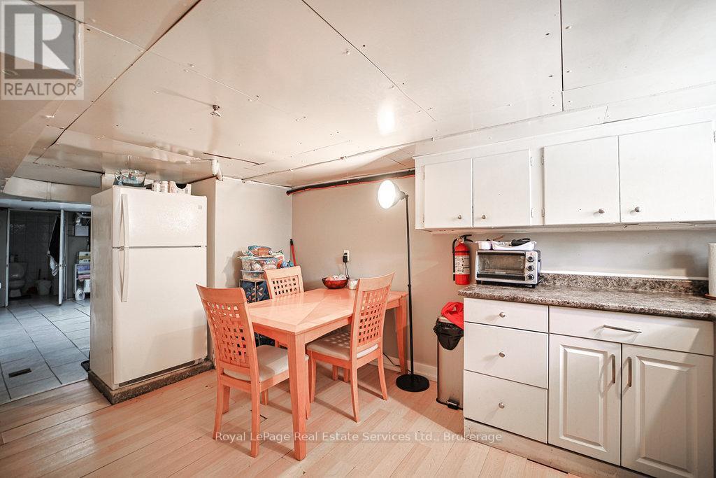 












1105 KING STREET W

,
Hamilton (Westdale),




Ontario
L8S1L8

