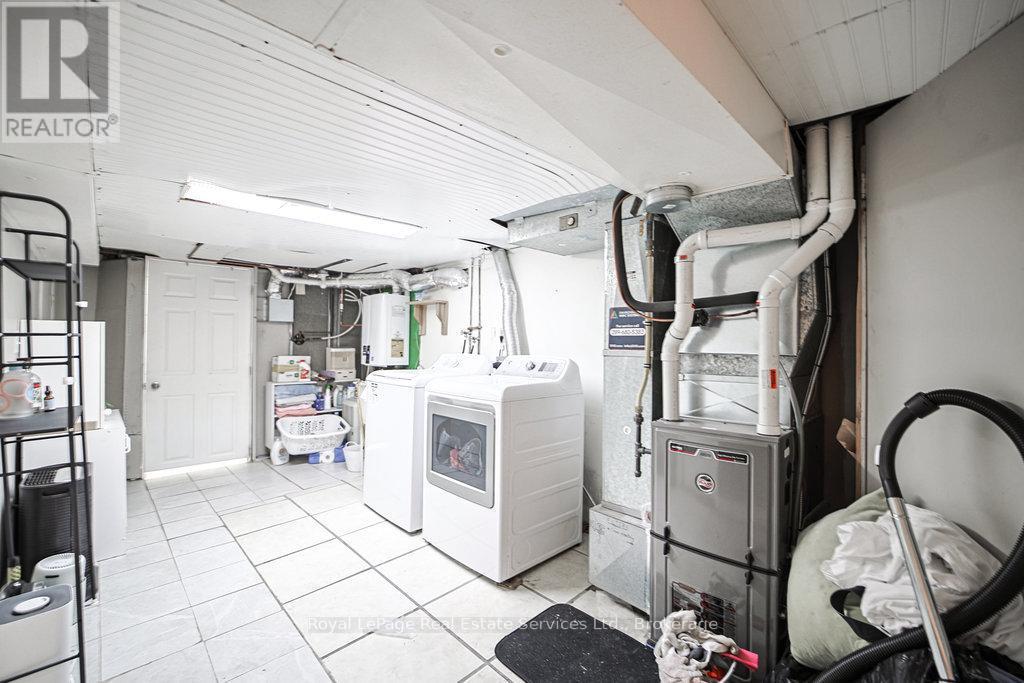 












1105 KING STREET W

,
Hamilton (Westdale),




Ontario
L8S1L8

