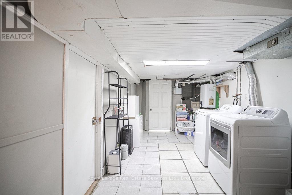












1105 KING STREET W

,
Hamilton (Westdale),




Ontario
L8S1L8

