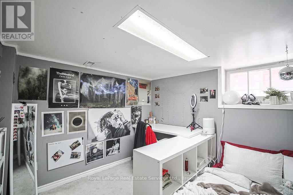 












1105 KING STREET W

,
Hamilton (Westdale),




Ontario
L8S1L8

