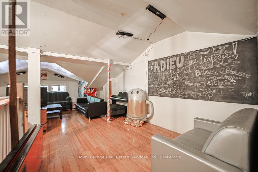 












1105 KING STREET W

,
Hamilton (Westdale),




Ontario
L8S1L8

