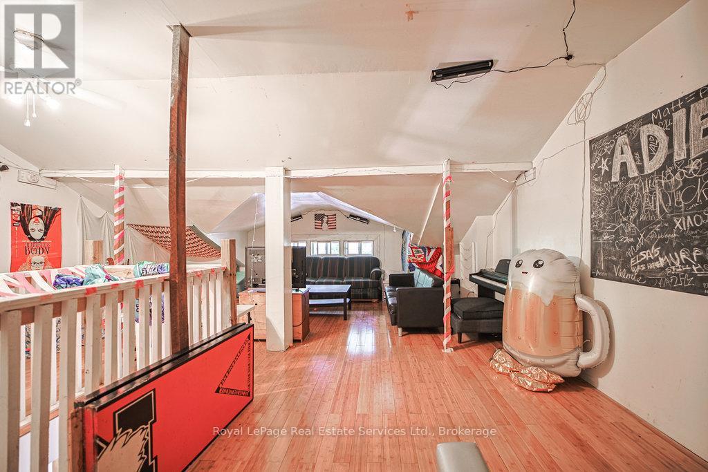 












1105 KING STREET W

,
Hamilton (Westdale),




Ontario
L8S1L8

