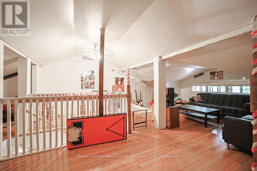












1105 KING STREET W

,
Hamilton (Westdale),




Ontario
L8S1L8

