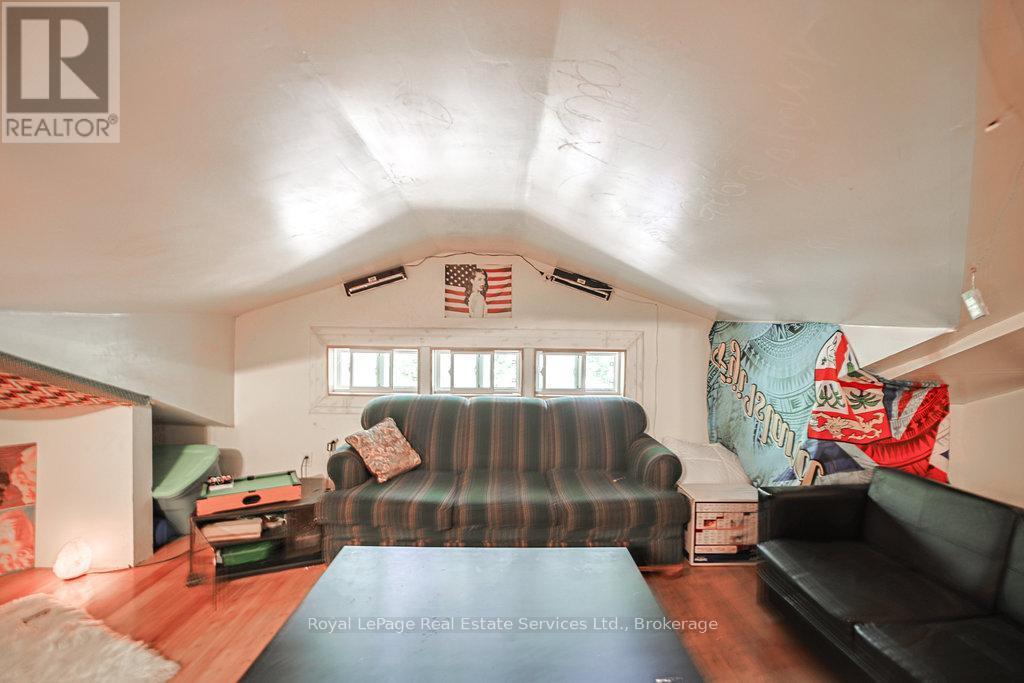 












1105 KING STREET W

,
Hamilton (Westdale),




Ontario
L8S1L8

