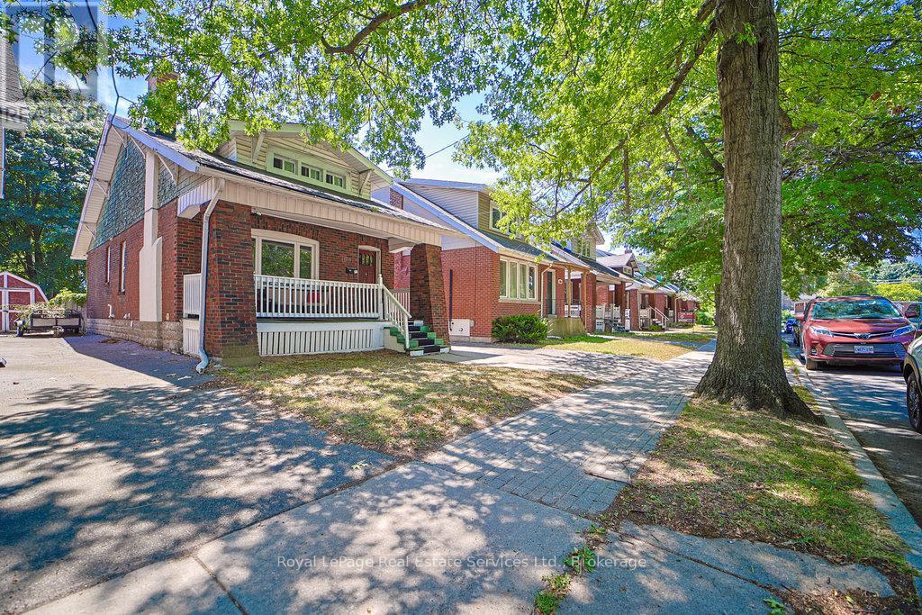 












1105 KING STREET W

,
Hamilton (Westdale),




Ontario
L8S1L8

