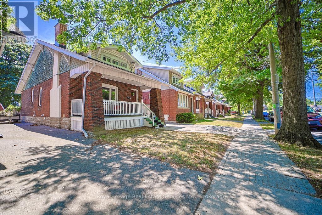 












1105 KING STREET W

,
Hamilton (Westdale),




Ontario
L8S1L8

