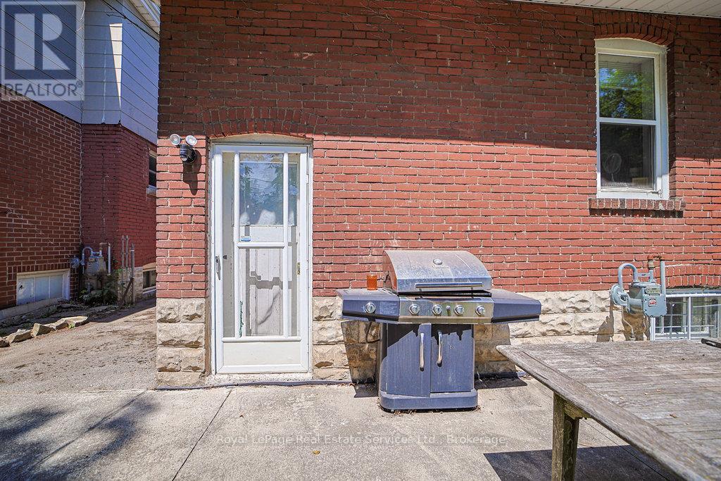 












1105 KING STREET W

,
Hamilton (Westdale),




Ontario
L8S1L8

