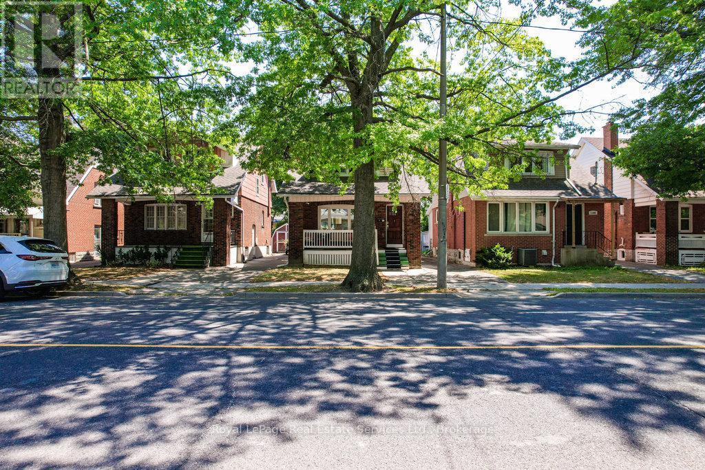 












1105 KING STREET W

,
Hamilton (Westdale),




Ontario
L8S1L8

