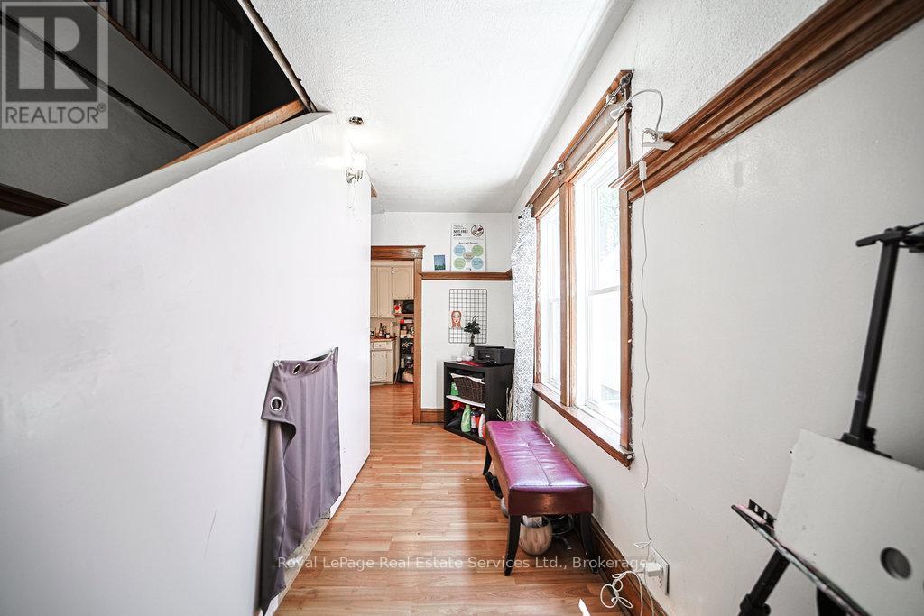 












1105 KING STREET W

,
Hamilton (Westdale),




Ontario
L8S1L8

