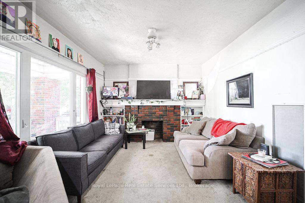 












1105 KING STREET W

,
Hamilton (Westdale),




Ontario
L8S1L8


