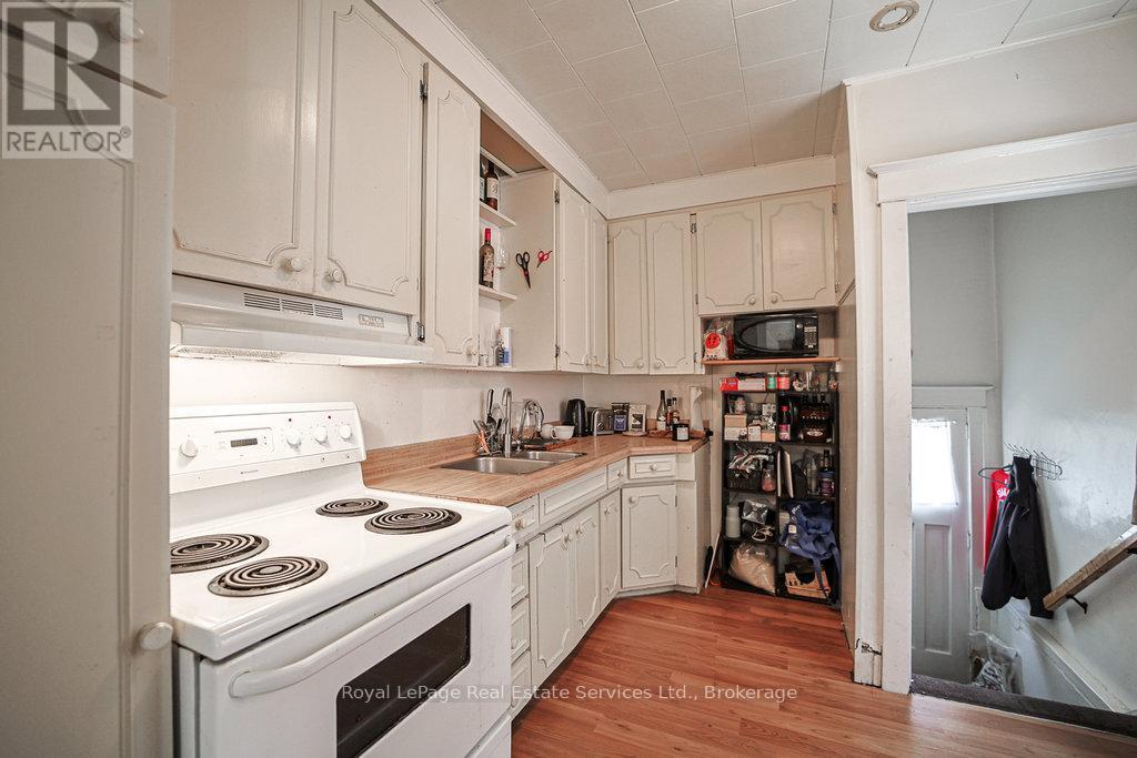 












1105 KING STREET W

,
Hamilton (Westdale),




Ontario
L8S1L8

