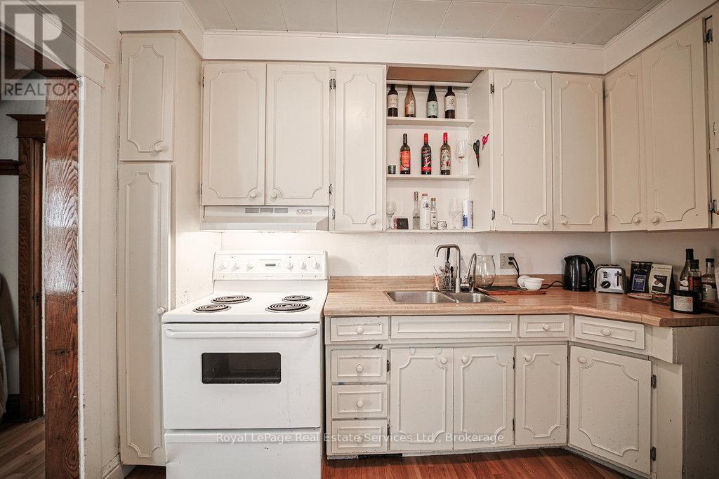 












1105 KING STREET W

,
Hamilton (Westdale),




Ontario
L8S1L8

