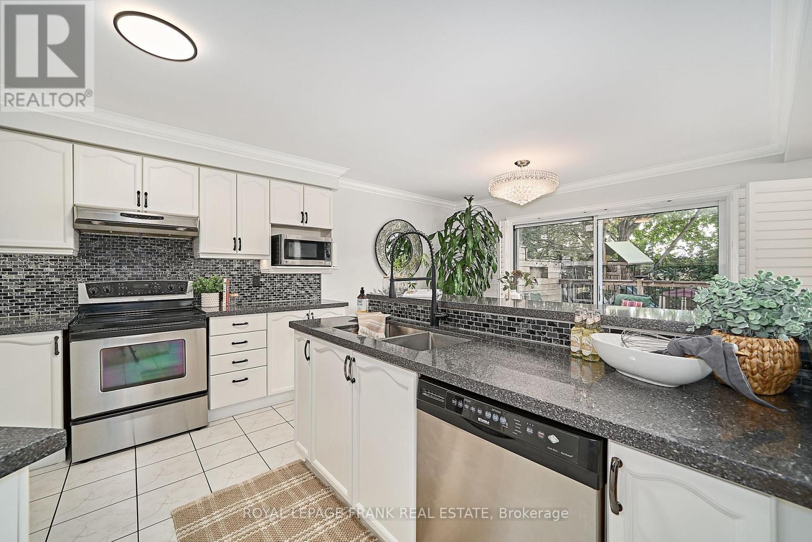 












54 GARTSHORE DRIVE

,
Whitby (Williamsburg),




Ontario
L1P1N6

