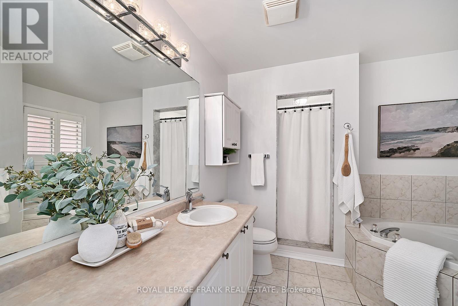 












54 GARTSHORE DRIVE

,
Whitby (Williamsburg),




Ontario
L1P1N6

