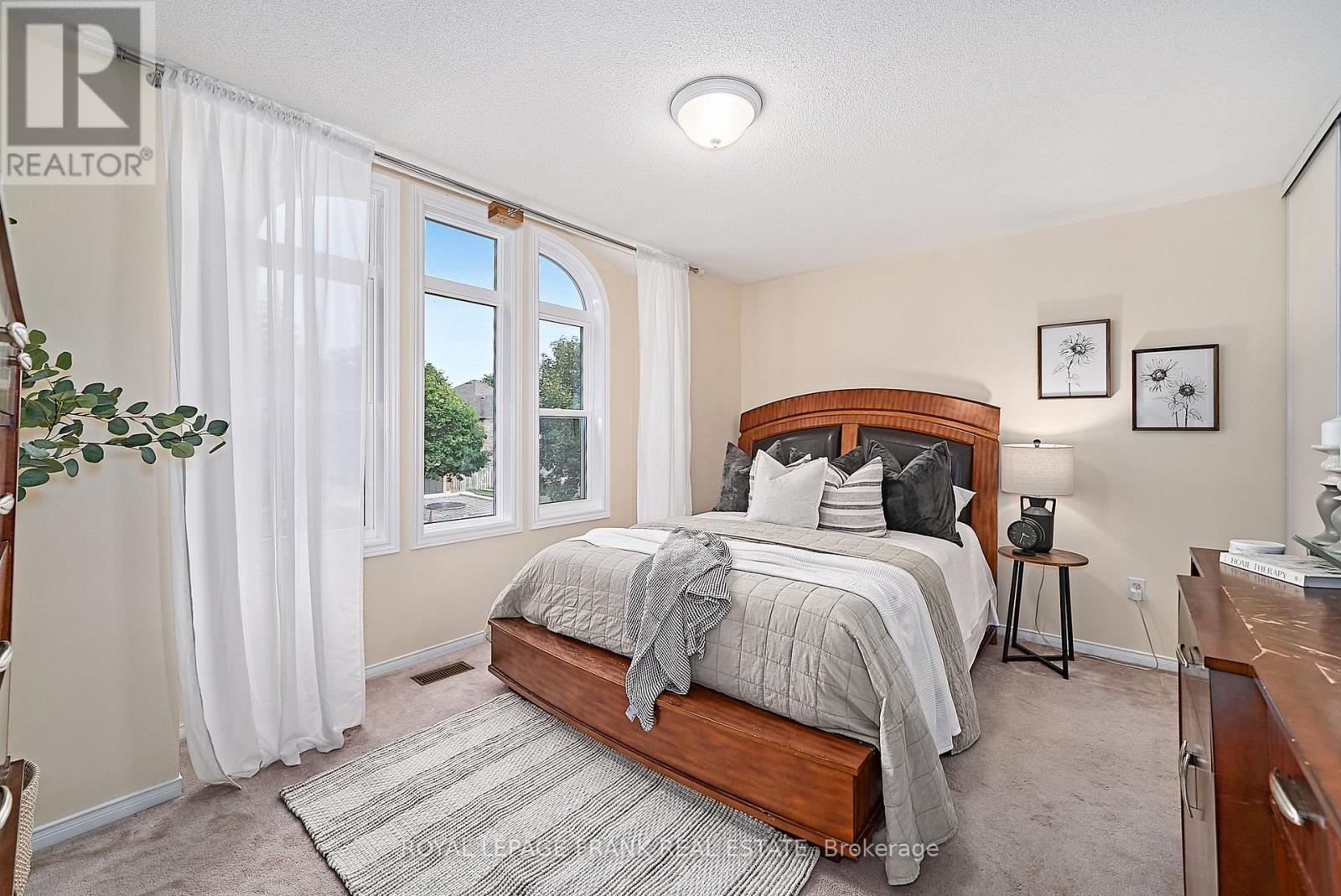 












54 GARTSHORE DRIVE

,
Whitby (Williamsburg),




Ontario
L1P1N6

