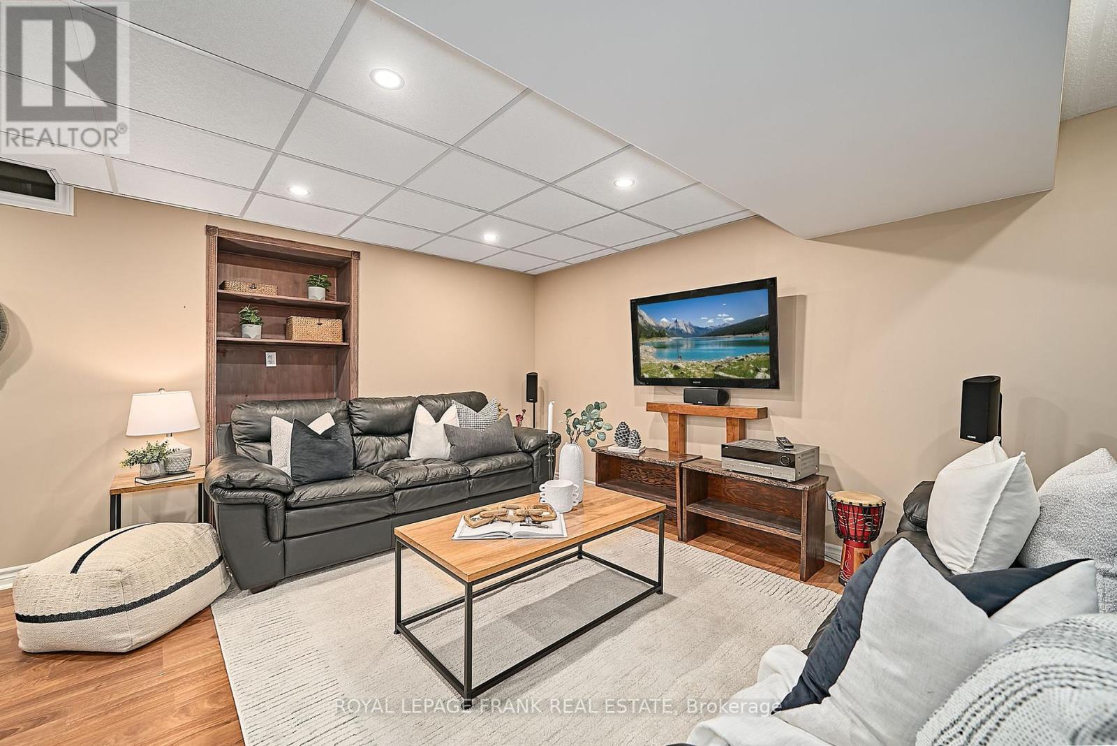 












54 GARTSHORE DRIVE

,
Whitby (Williamsburg),




Ontario
L1P1N6

