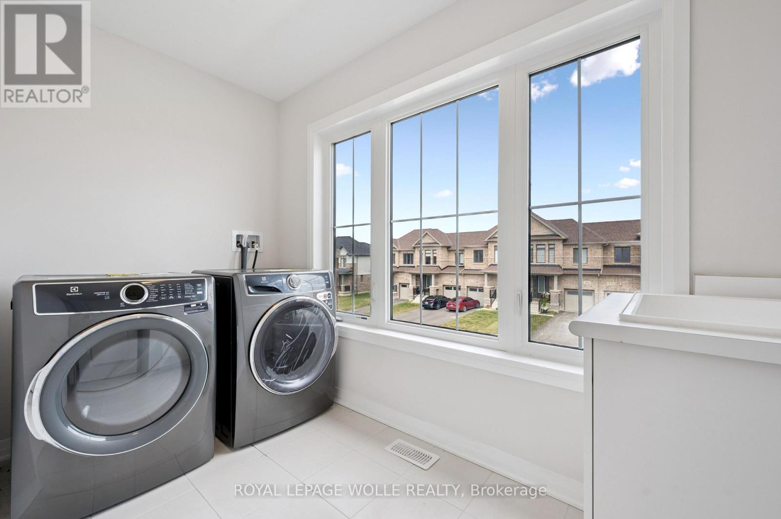 












445 ROBERT WOOLNER STREET

,
North Dumfries,




Ontario
N0B1E0

