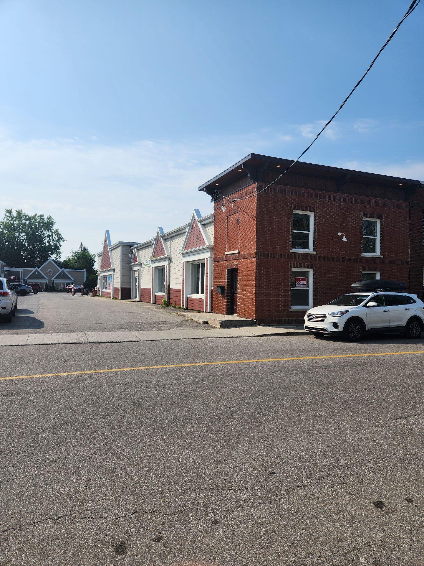 









116

 - A


Rue Maclaren E.

,
Gatineau (Buckingham),




QC
J8L1K1

