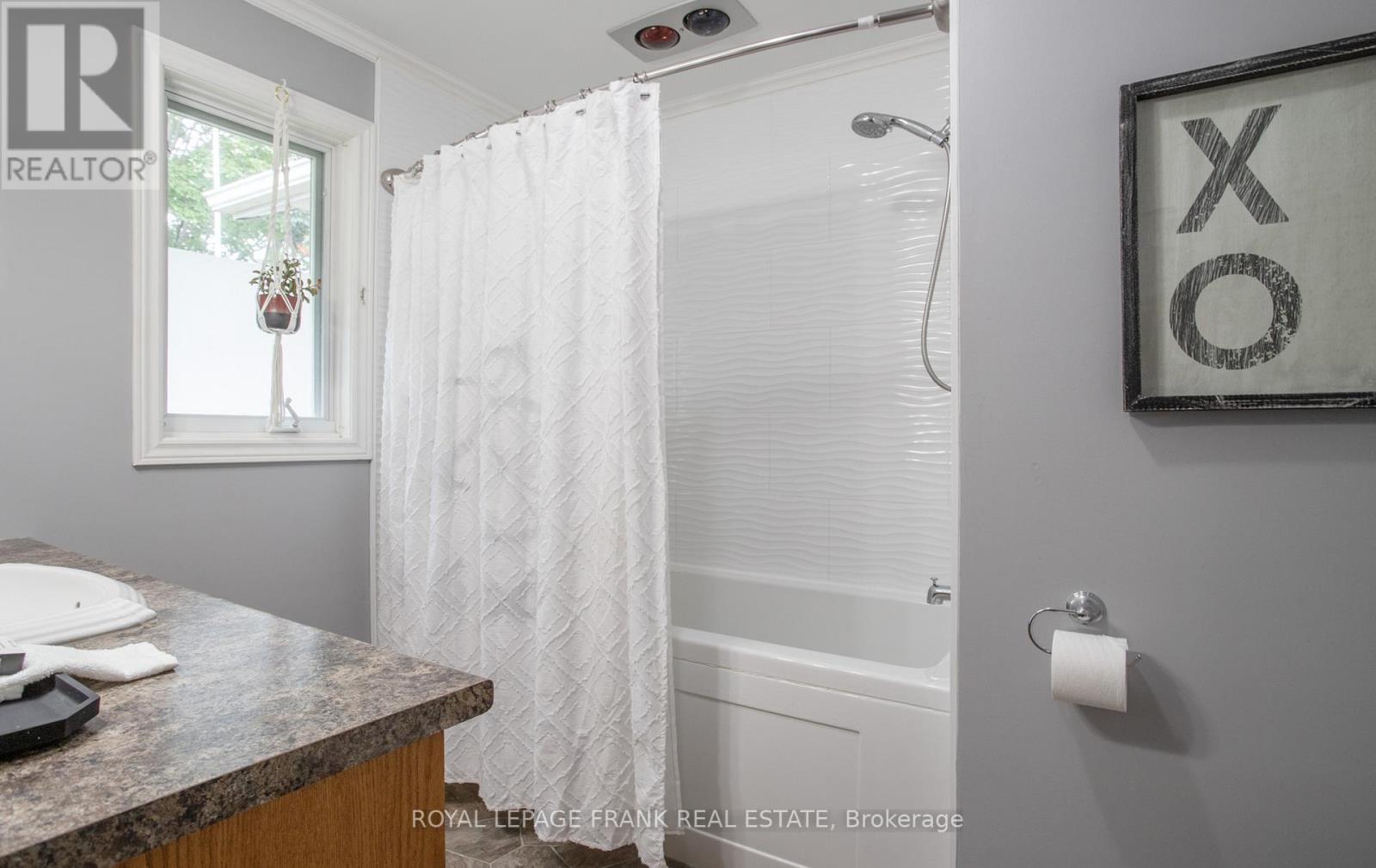 












24 KURVE INN ROAD

,
Clarington,




Ontario
L1B1L9

