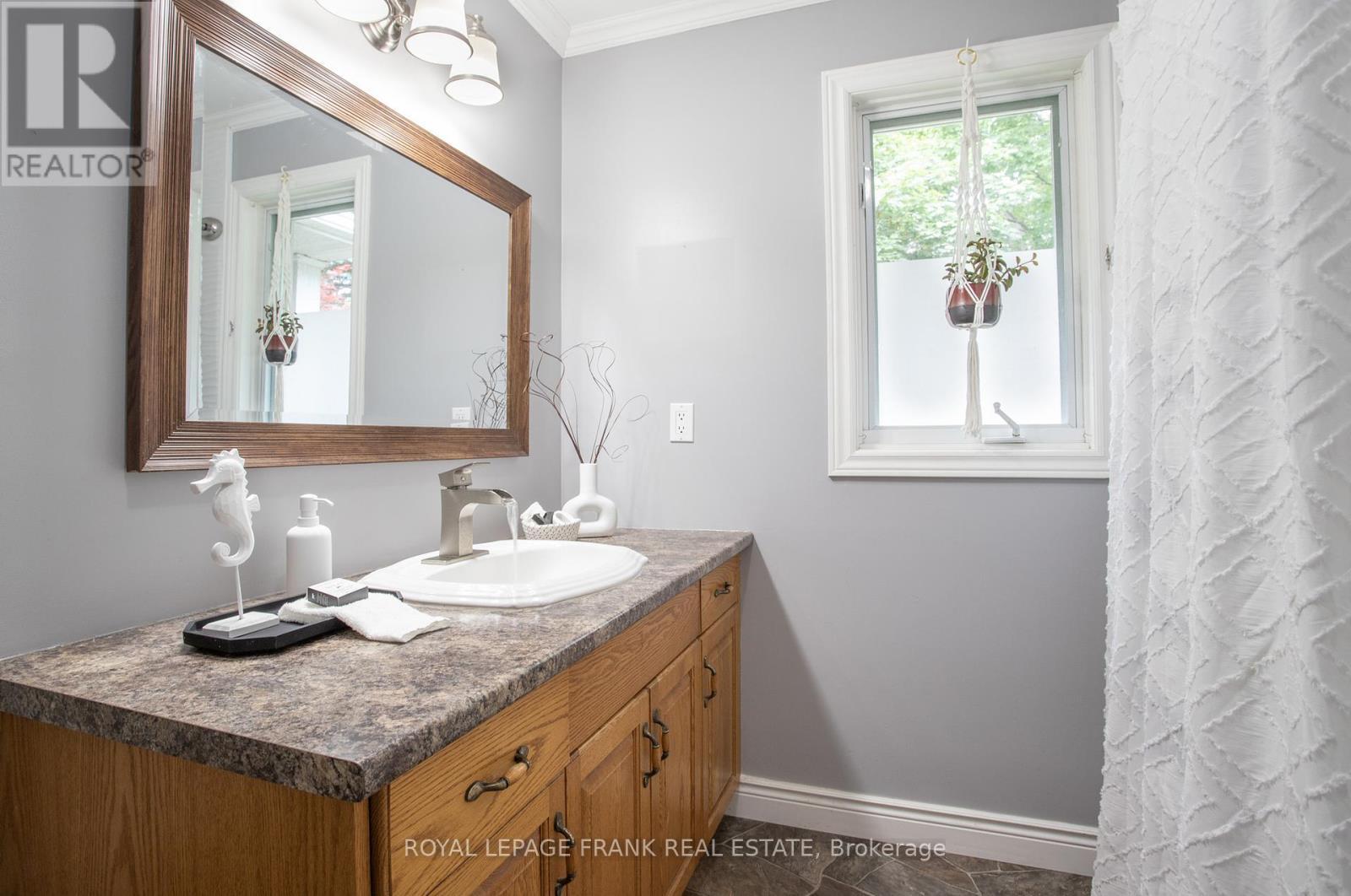 












24 KURVE INN ROAD

,
Clarington,




Ontario
L1B1L9

