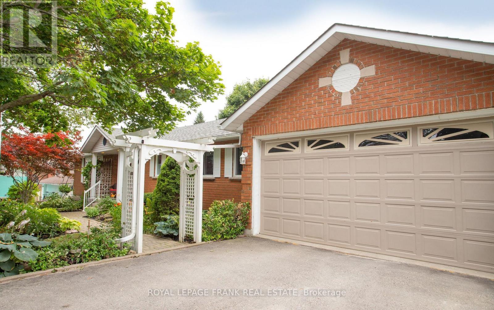 












24 KURVE INN ROAD

,
Clarington,




Ontario
L1B1L9

