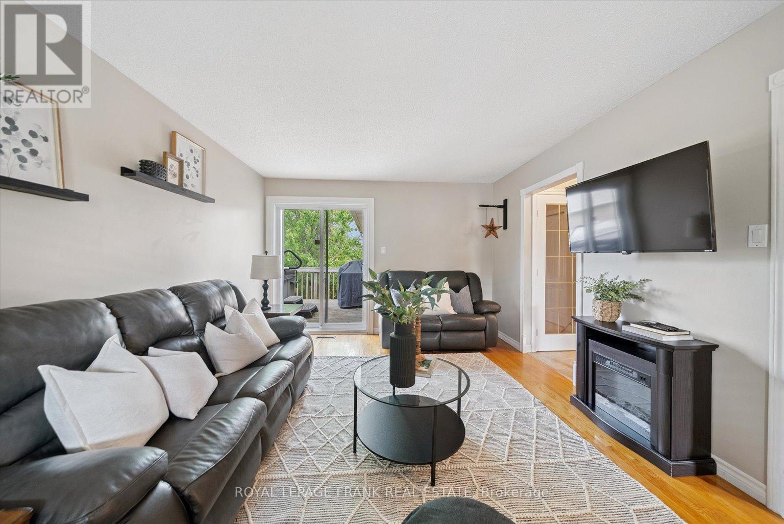 












43 ELAINE DRIVE

,
Kawartha Lakes (Lindsay),




Ontario
K9V4X7

