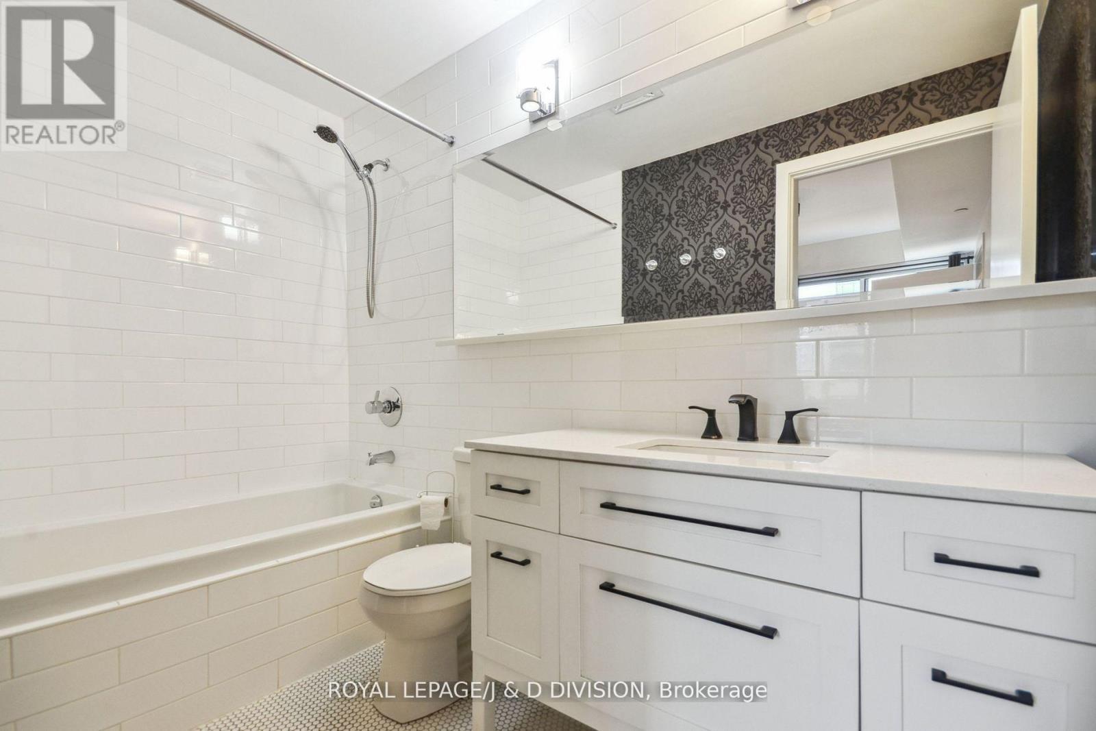 












421 - 156 PORTLAND STREET

,
Toronto,




Ontario
M5V0G1

