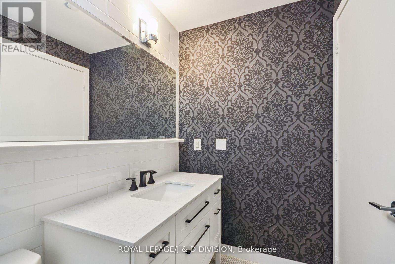 












421 - 156 PORTLAND STREET

,
Toronto,




Ontario
M5V0G1

