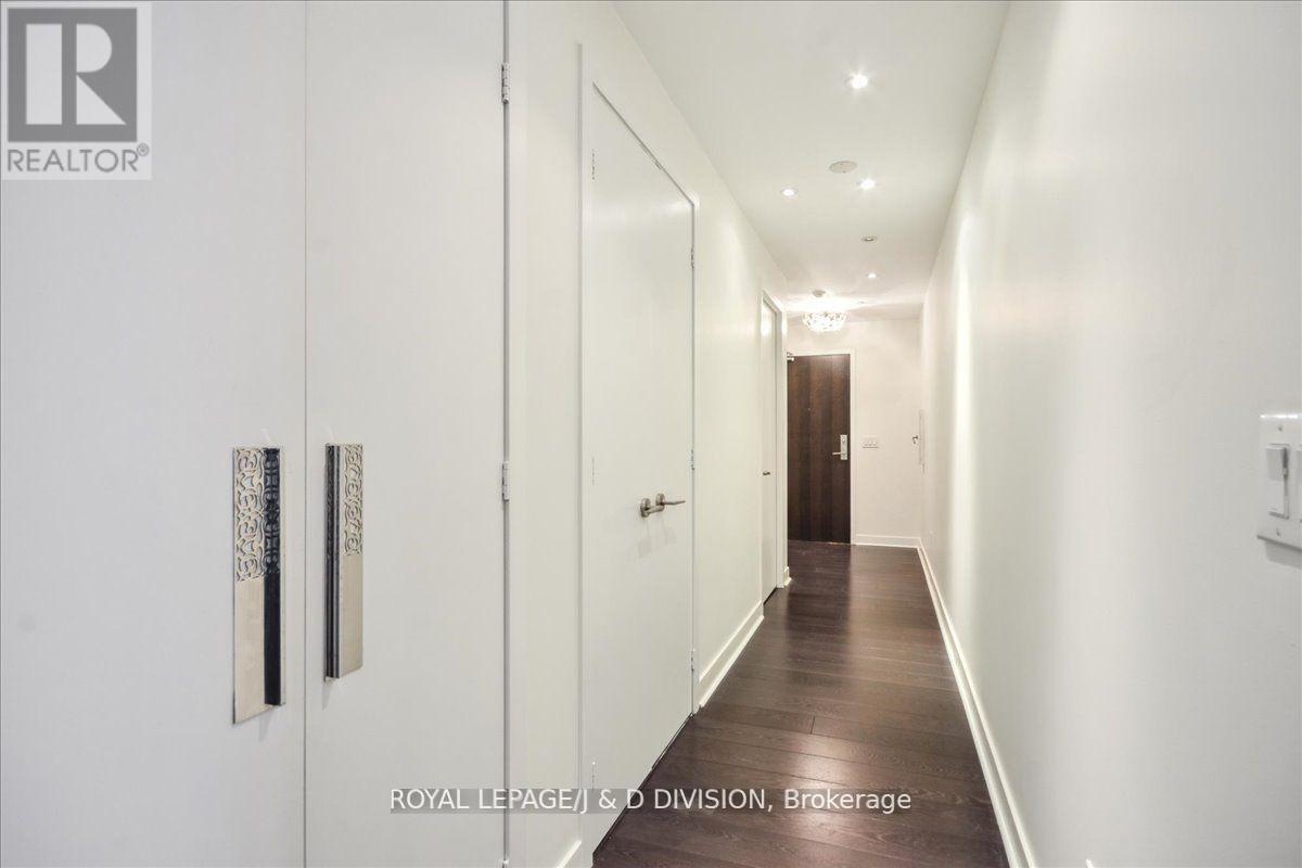 












421 - 156 PORTLAND STREET

,
Toronto,




Ontario
M5V0G1

