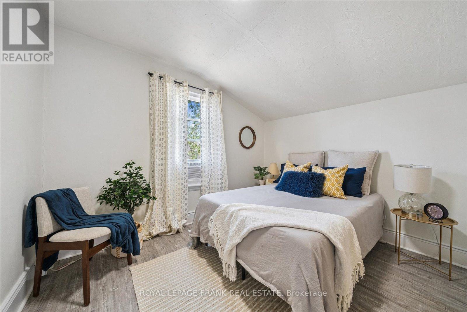 












112 ALBERT STREET N

,
Kawartha Lakes (Lindsay),




Ontario
K9V4K5

