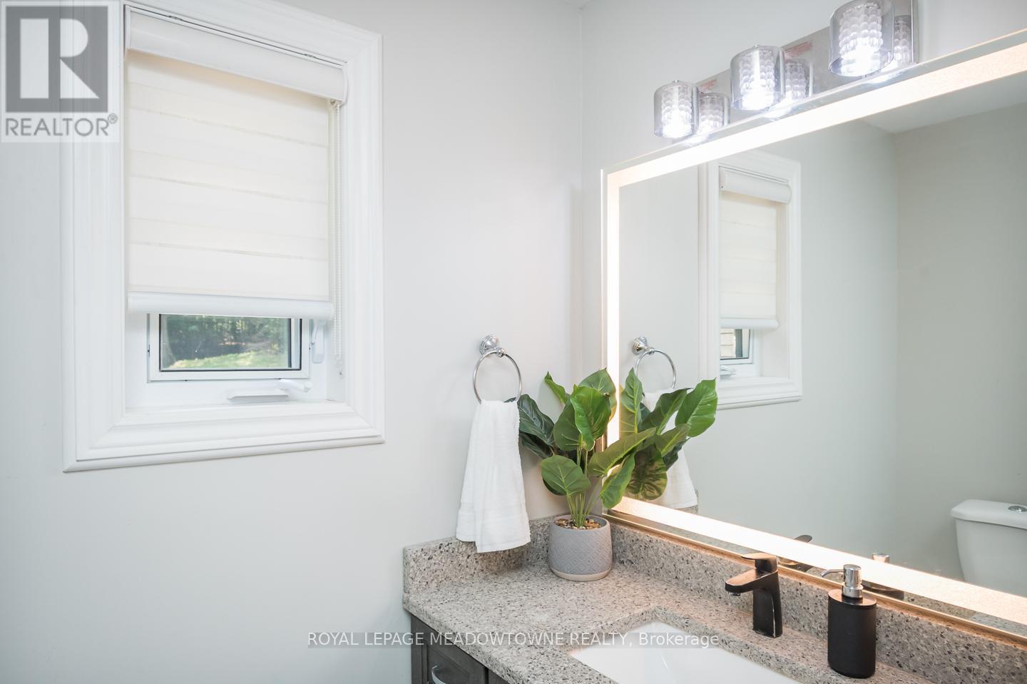 












10805 FOURTH LINE

,
Halton Hills,




Ontario
L9T2X9

