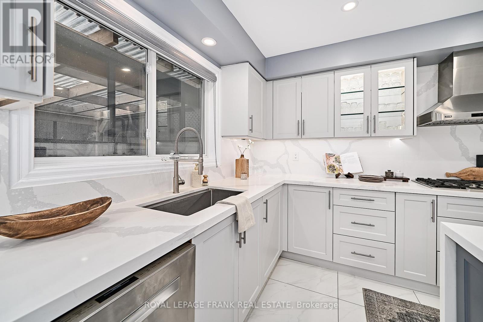 












3082 COUNTRY LANE

,
Whitby (Williamsburg),




Ontario
L1P1M3

