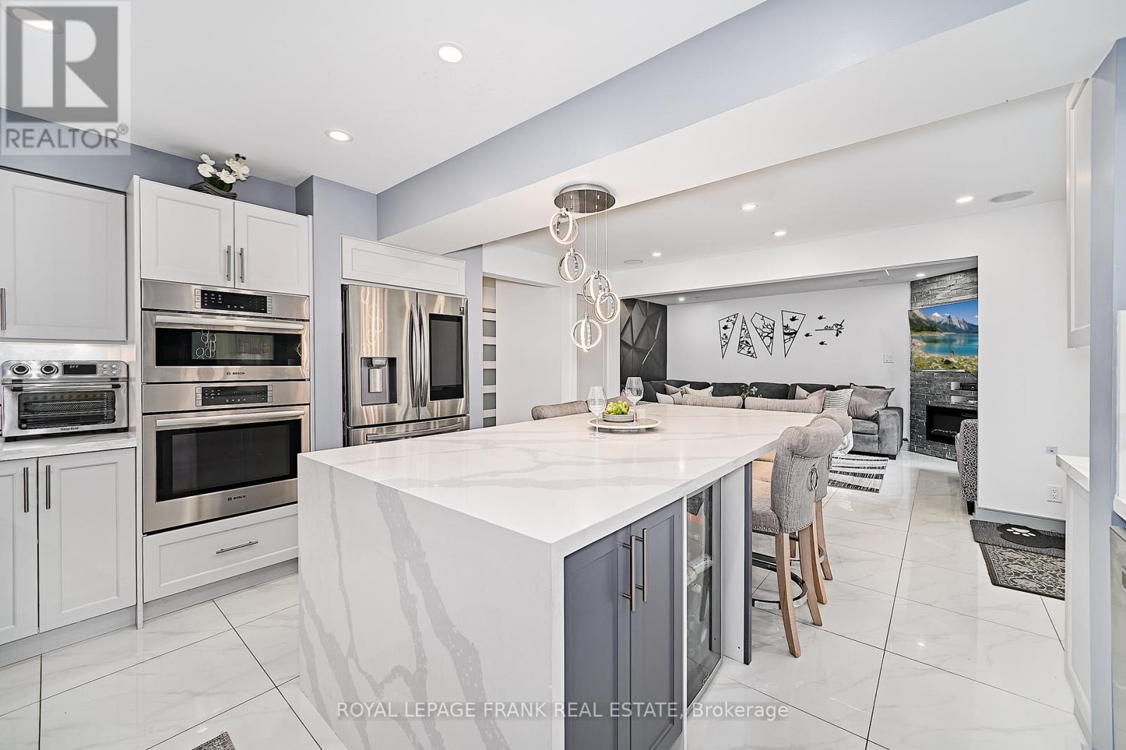 












3082 COUNTRY LANE

,
Whitby (Williamsburg),




Ontario
L1P1M3

