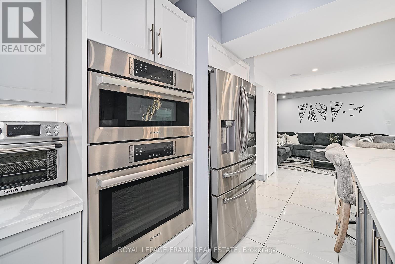 












3082 COUNTRY LANE

,
Whitby (Williamsburg),




Ontario
L1P1M3

