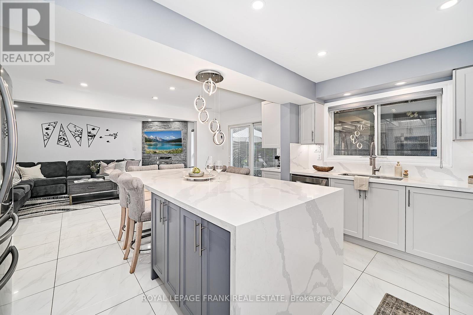 












3082 COUNTRY LANE

,
Whitby (Williamsburg),




Ontario
L1P1M3


