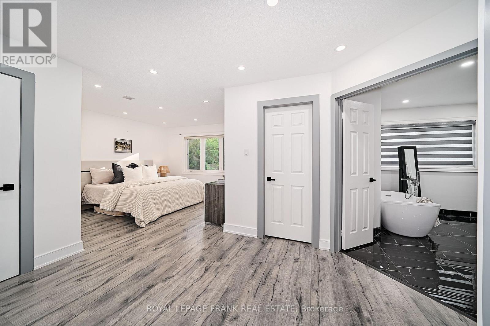 












3082 COUNTRY LANE

,
Whitby (Williamsburg),




Ontario
L1P1M3

