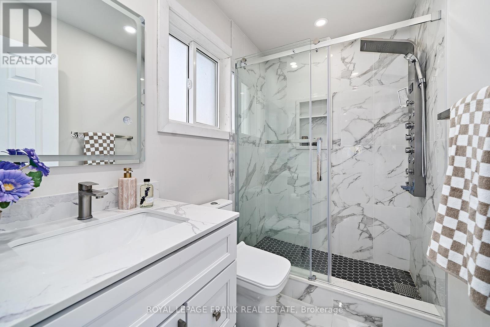 












3082 COUNTRY LANE

,
Whitby (Williamsburg),




Ontario
L1P1M3

